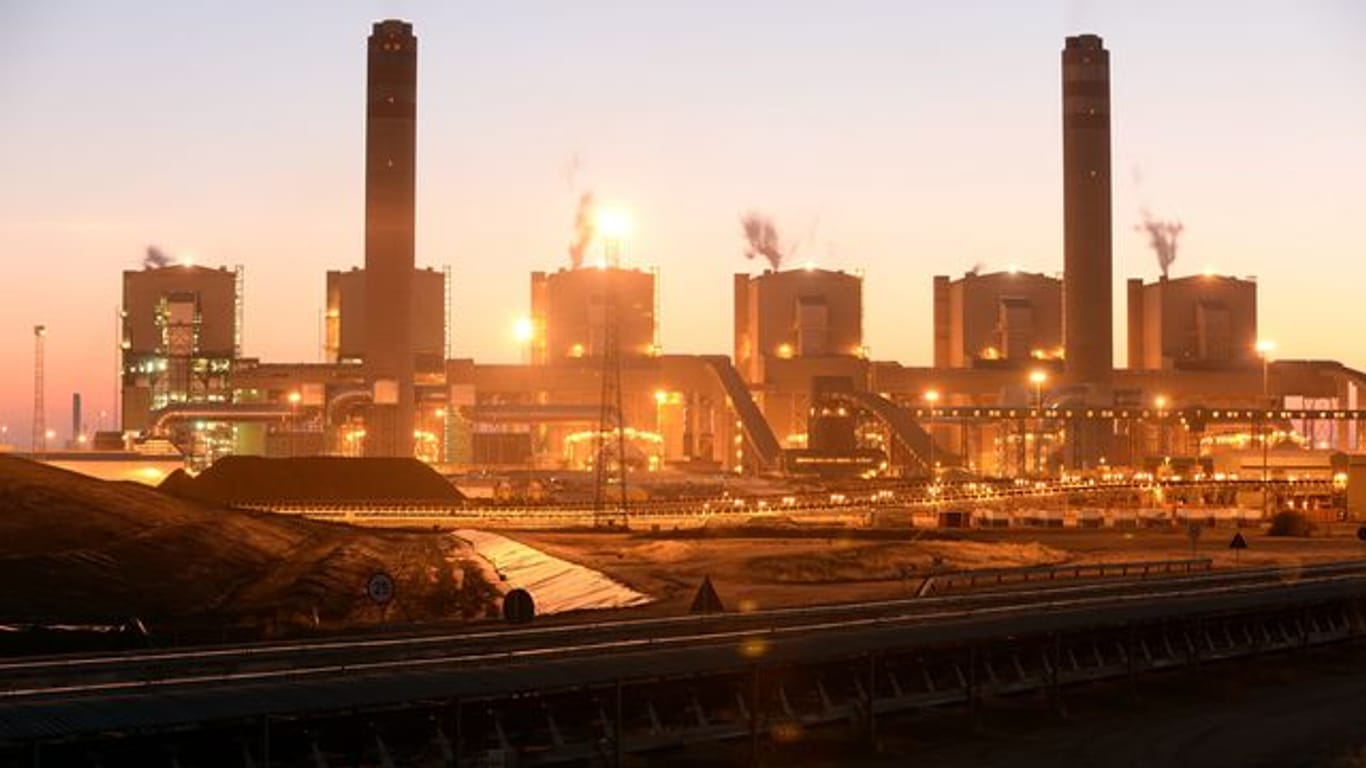 Das Kohlekraftwerk Medupi in Südafrika bei Sonnenuntergang.