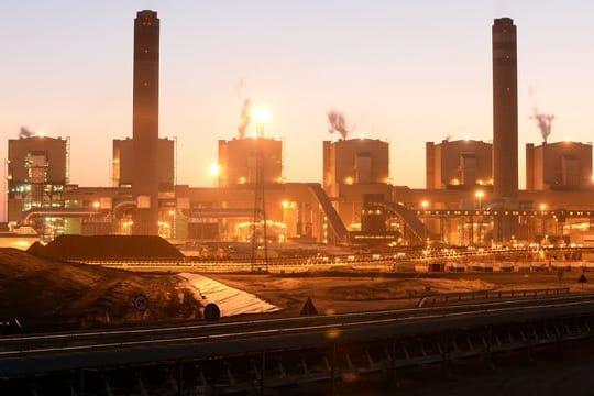 Das Kohlekraftwerk Medupi in Südafrika bei Sonnenuntergang.