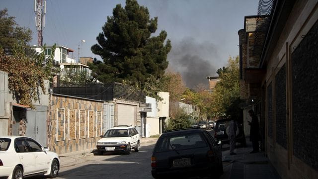 Bei einer Explosion vor einem Militärkrankenhaus in Kabul wurden mehrere Menschen getötet, weitere teils schwer verletzt. Bei einer Explosion vor einem Militärkrankenhaus in Kabul wurden mehrere Menschen getötet, weitere teils schwer verletzt.