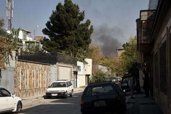 Bei einer Explosion vor einem Militärkrankenhaus in Kabul wurden mehrere Menschen getötet, weitere teils schwer verletzt.