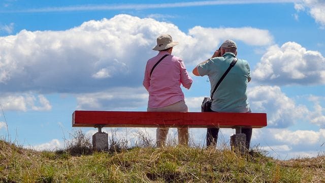 Nach der Nullrunde in diesem Jahr werden die Bezüge der Rentner und Rentnerinnen im kommenden Jahr wieder spürbar steigen. Nach der Nullrunde in diesem Jahr werden die Bezüge der Rentner und Rentnerinnen im kommenden Jahr wieder spürbar steigen.