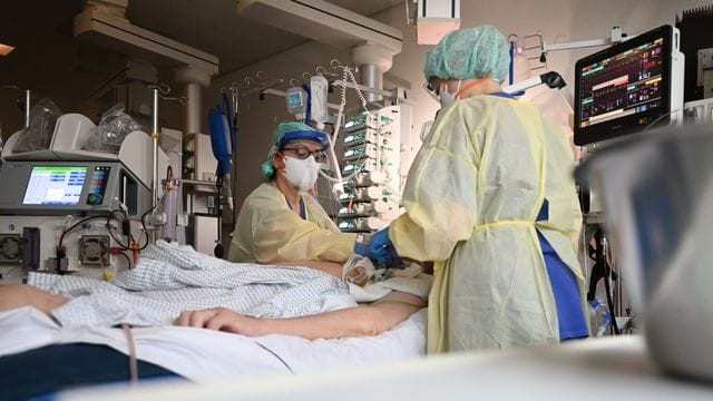 Ein Patient auf der Intensivstation für Covid-19 Patienten des Klinikum Stuttgart.