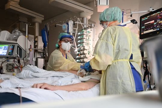 Ein Patient auf der Intensivstation für Covid-19 Patienten des Klinikum Stuttgart.