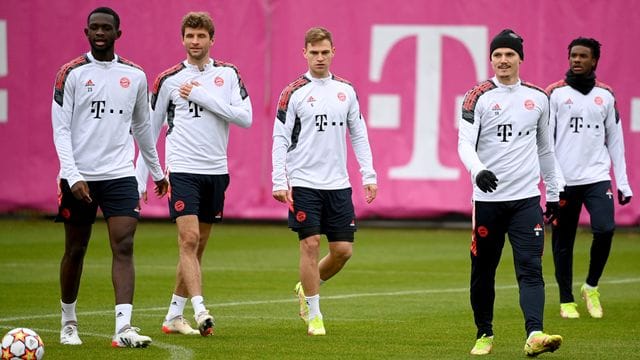 Münchens Tanguy Nianzou (l) beginnt beim FC Bayern München.