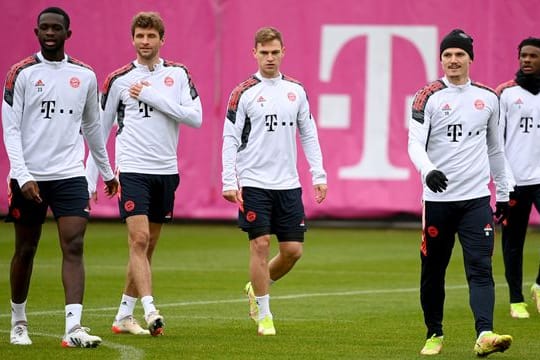 Münchens Tanguy Nianzou (l) beginnt beim FC Bayern München.