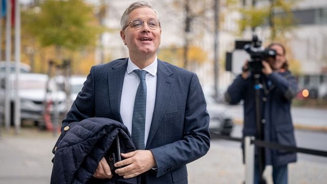 Norbert Röttgen, CDU-Präsidiumsmitglied, kommt zu den Sondersitzungen von Präsidium und Bundesvorstand seiner Partei. Norbert Röttgen, CDU-Präsidiumsmitglied, kommt zu den Sondersitzungen von Präsidium und Bundesvorstand seiner Partei.