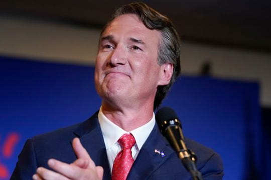 Glenn Youngkin, gewählter Gouverneur von Virginia, feiert seinen Wahlsieg bei einer Wahlparty, nachdem er den Demokraten McAuliffe besiegt hat.
