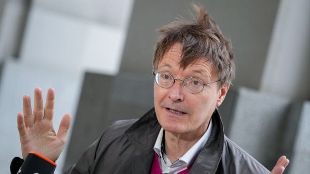 Karl Lauterbach, SPD-Gesundheitsexperte und Bundestagsabgeordneter, kommt in den Bundestag zur Fraktionssitzung der SPD nach der Bundestagswahl. Karl Lauterbach, SPD-Gesundheitsexperte und Bundestagsabgeordneter, kommt in den Bundestag zur Fraktionssitzung der SPD nach der Bundestagswahl.