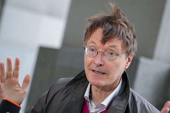 Karl Lauterbach, SPD-Gesundheitsexperte und Bundestagsabgeordneter, kommt in den Bundestag zur Fraktionssitzung der SPD nach der Bundestagswahl.