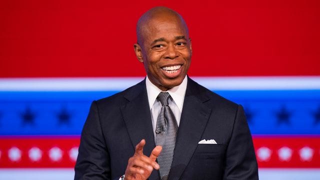 Eric Adams, der demokratische Bürgermeisterkandidat von New York City, spricht während einer Debatte mit dem republikanischen Kandidaten für das Amt des Bürgermeisters von New York City. Eric Adams, der demokratische Bürgermeisterkandidat von New York City, spricht während einer Debatte mit dem republikanischen Kandidaten für das Amt des Bürgermeisters von New York City.