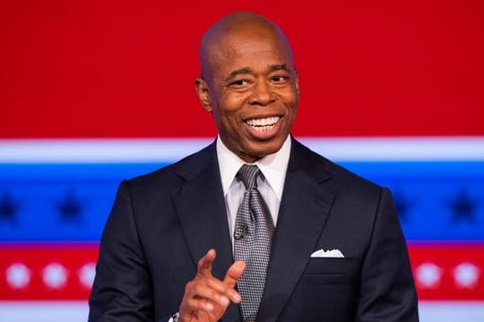Eric Adams, der demokratische Bürgermeisterkandidat von New York City, spricht während einer Debatte mit dem republikanischen Kandidaten für das Amt des Bürgermeisters von New York City.