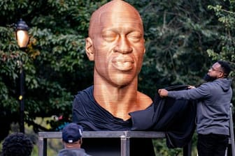Eine Skulptur von George Floyd in New York: Nach dem Tod des Afroamerikaners bei einem brutalen Polizeieinsatz, soll die Behörde in Minneapolis trotzdem nicht umgebaut werden.