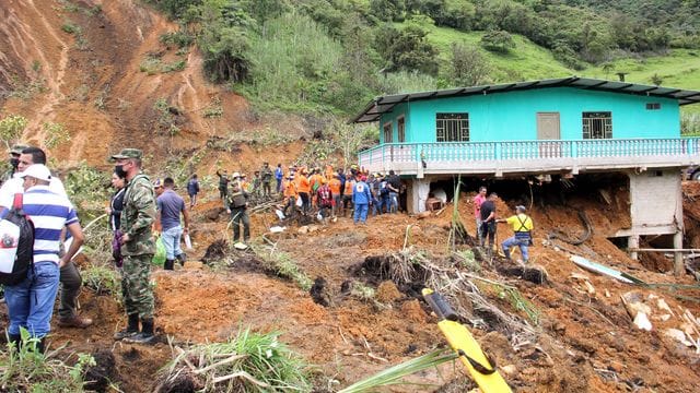 Rettungskräfte sind nach einem Erdrutsch im Südwesten Kolumbiens im Einsatz. Rettungskräfte sind nach einem Erdrutsch im Südwesten Kolumbiens im Einsatz.