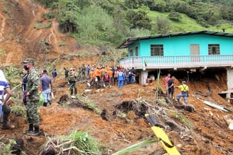 Rettungskräfte sind nach einem Erdrutsch im Südwesten Kolumbiens im Einsatz.