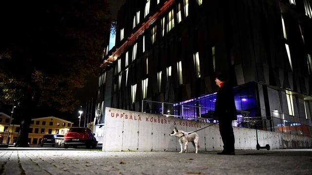 Im Konzerthaus im schwedischen Uppsala sind bei einem Sturz zwei Menschen ums Leben gekommen.