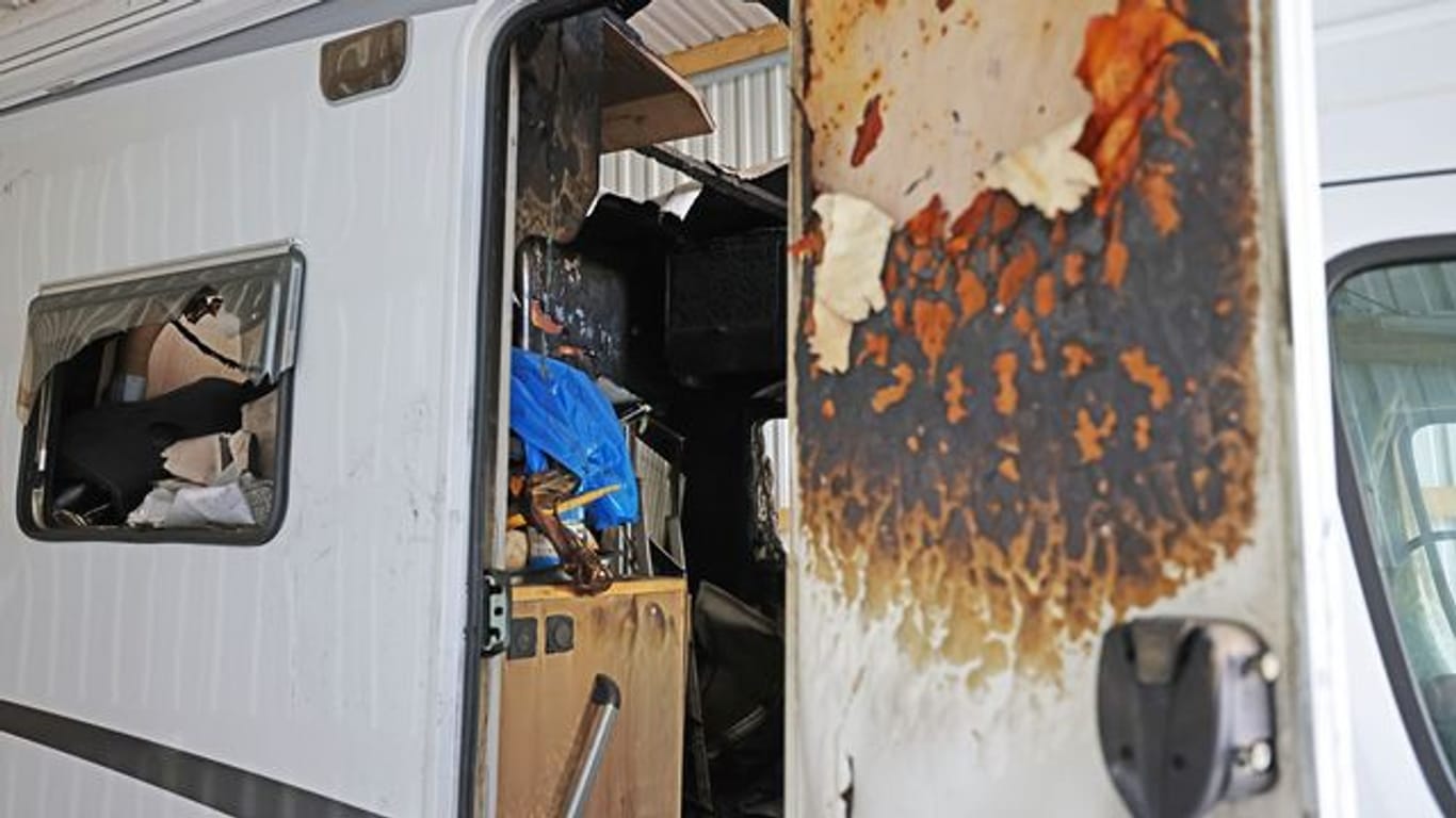 Das Wohnmobil der NSU-Terrorzelle steht mit Brandspuren in der Asservatenkammer des Bundeskriminalamtes.