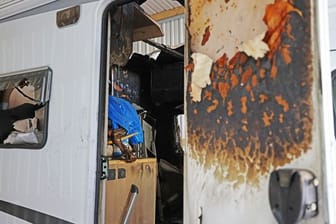 Das Wohnmobil der NSU-Terrorzelle steht mit Brandspuren in der Asservatenkammer des Bundeskriminalamtes.