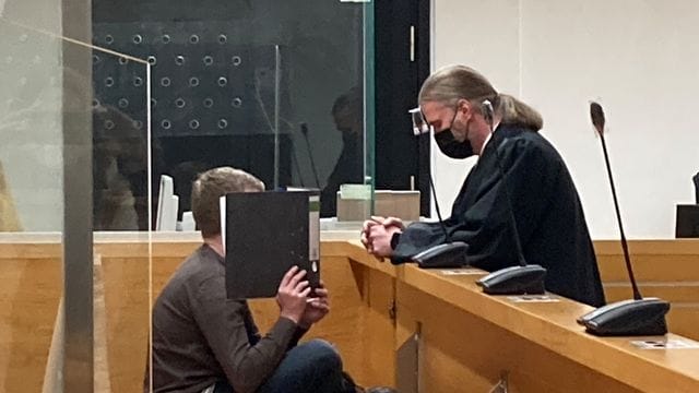 Ein wegen Kindesmissbrauchs angeklagter ehemaliger Hort-Betreuer (l) mit seinem Verteidiger in Hannover. Ein wegen Kindesmissbrauchs angeklagter ehemaliger Hort-Betreuer (l) mit seinem Verteidiger in Hannover.