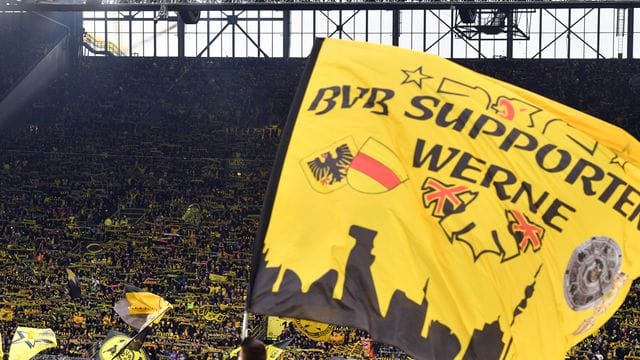 Die Dortmunder Fans feuern ihr Team an.