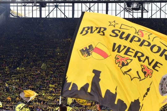 Die Dortmunder Fans feuern ihr Team an.