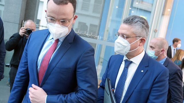 Jens Spahn, (CDU) geschäftsführender Bundesgesundheitsminister, und Lothar H.