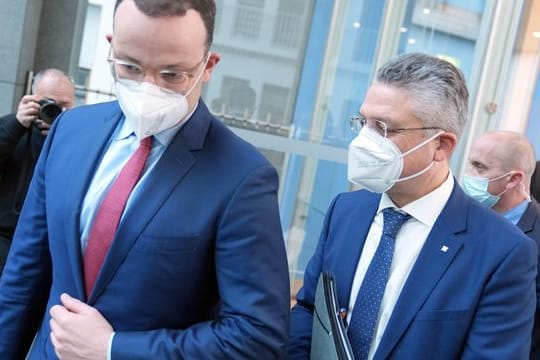 Jens Spahn, (CDU) geschäftsführender Bundesgesundheitsminister, und Lothar H.