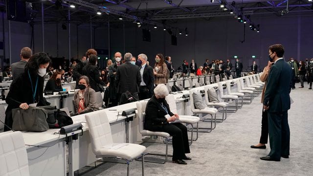 Länder-Vertreter in der Halle der UN-Klimakonferenz COP26.