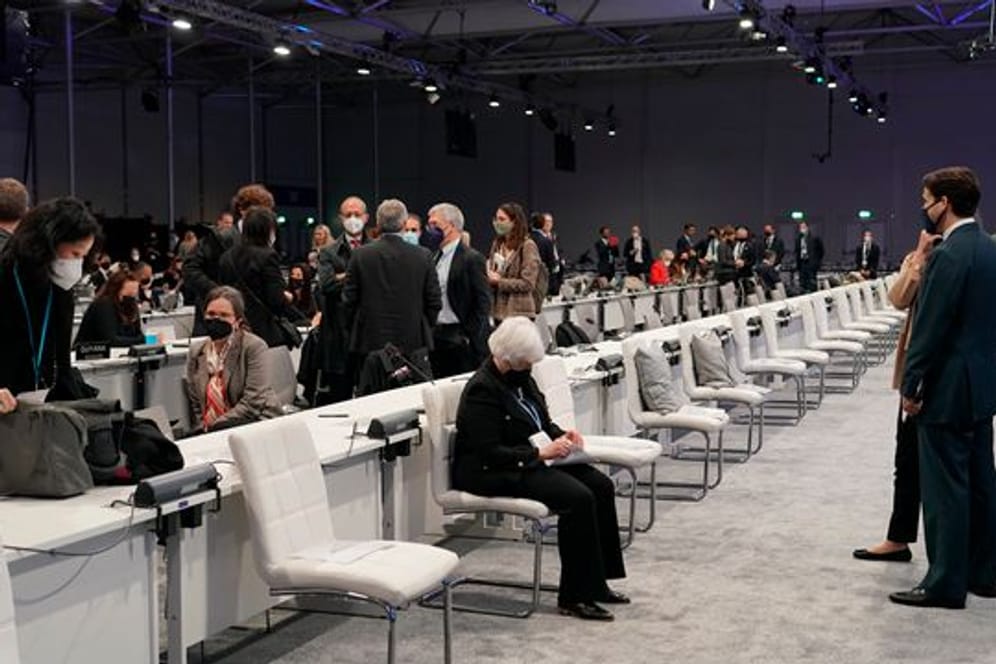 Länder-Vertreter in der Halle der UN-Klimakonferenz COP26.