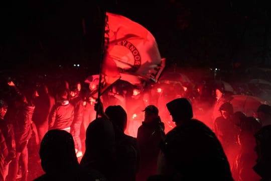 Feyenoord-Fans entzünden Bengalos auf dem Weg zum Berliner Olympiastadion.