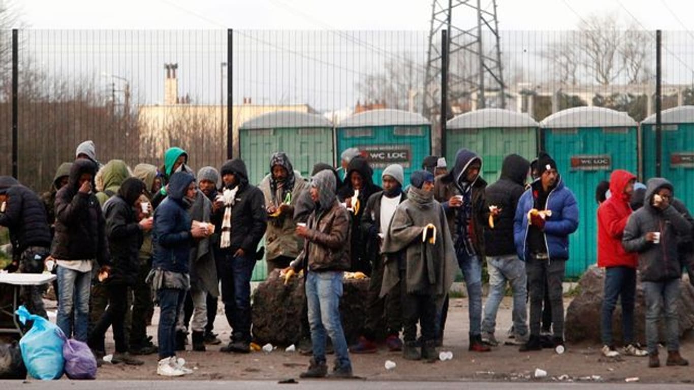 In Calais warten viele Flüchtlinge auf die Gelegenheit, nach Großbritannien zu gelangen.