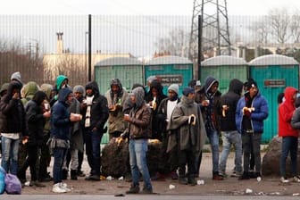 In Calais warten viele Flüchtlinge auf die Gelegenheit, nach Großbritannien zu gelangen.