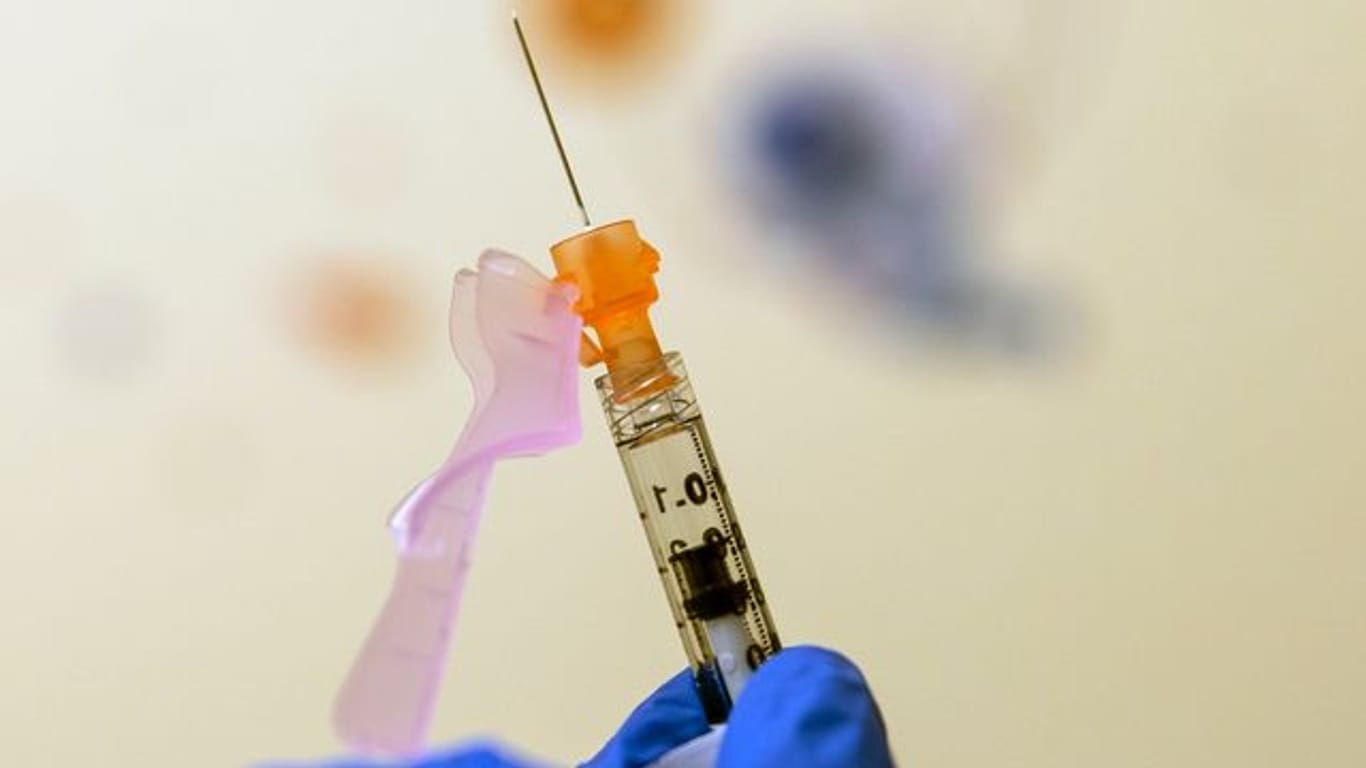 Eine Kinderdosis mit einem Corona-Impfstoff wird im "Children's National Hospital" in eine Spritze aufgezogen.