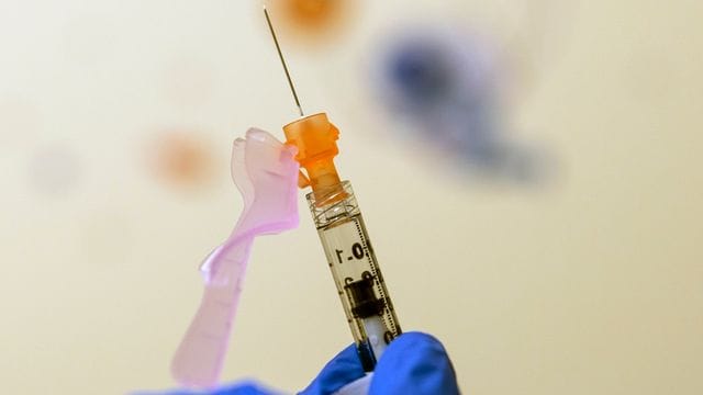 Eine Kinderdosis mit einem Corona-Impfstoff wird im "Children's National Hospital" in eine Spritze aufgezogen. Eine Kinderdosis mit einem Corona-Impfstoff wird im "Children's National Hospital" in eine Spritze aufgezogen.