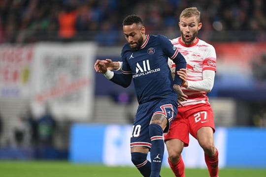 Der Leipziger Konrad Laimer (r) im Zweikampf mit PSG-Star Neymar.