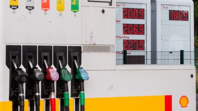 Die Preisanzeige einer Tankstelle an der Autobahn A7 im Landkreis Hildesheim.