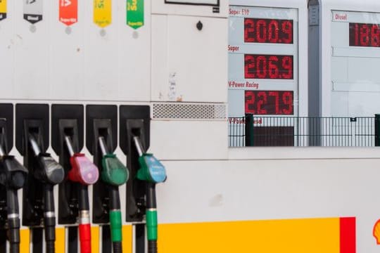 Die Preisanzeige einer Tankstelle an der Autobahn A7 im Landkreis Hildesheim.