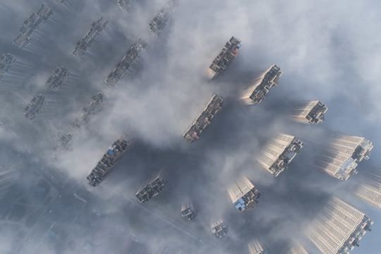 Hochhäuser im chinesischen Nanton ragen aus dem Smog heraus.