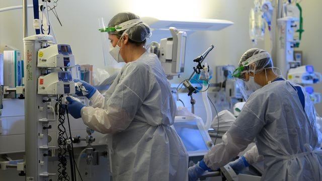 Intensivpflegerinnen auf der Covid-19-Intensivstation einer Klinik.