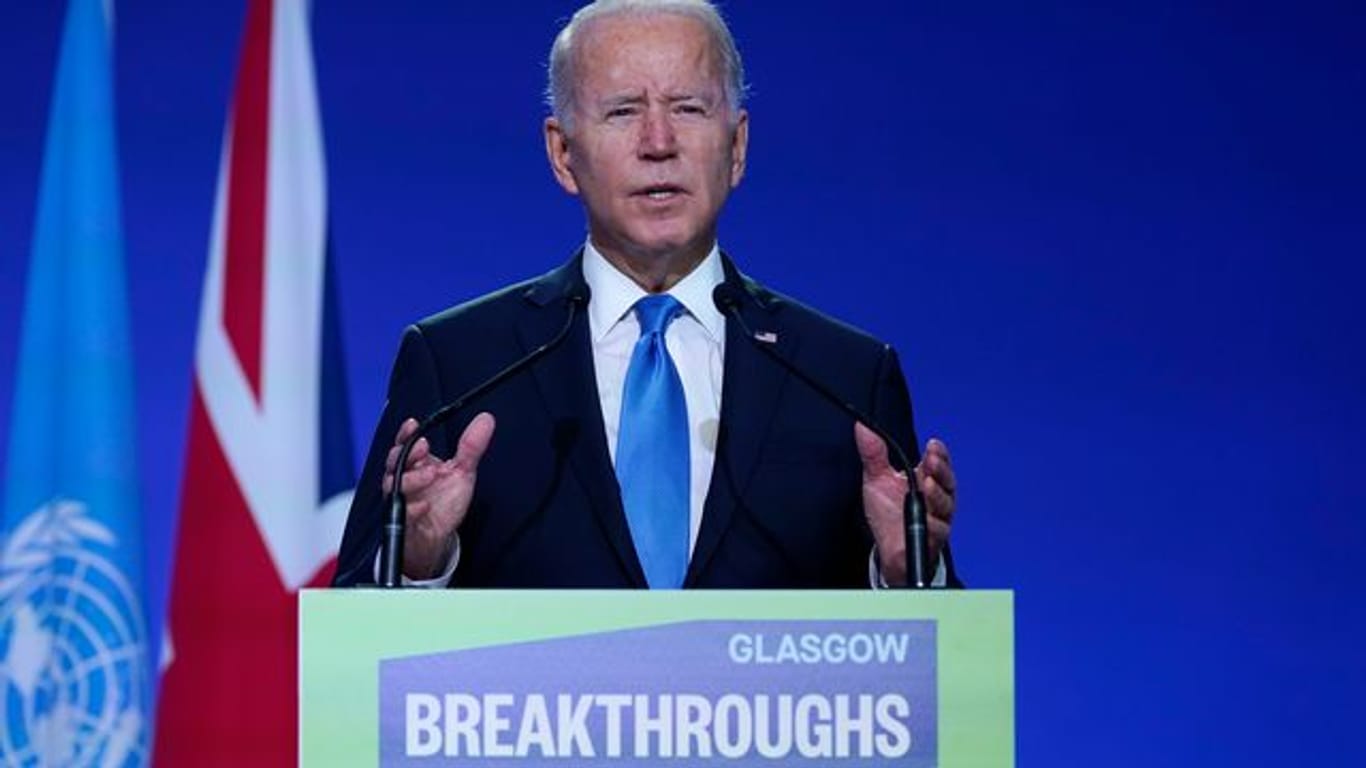 Joe Biden, Präsident der USA, spricht bei einer Podiumsveranstaltung.
