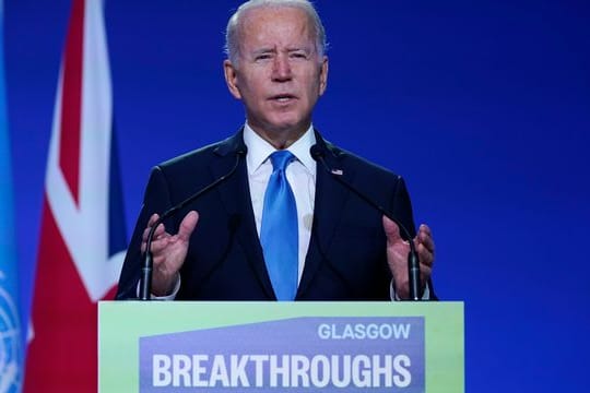 Joe Biden, Präsident der USA, spricht bei einer Podiumsveranstaltung.