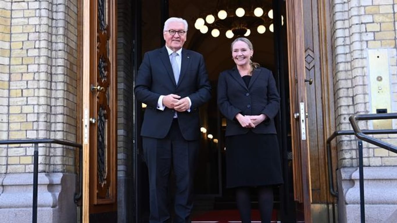 Bundespräsident Frank-Walter Steinmeier und Eva Kristin Hansen, Präsidentin des norwegischen Parlaments.