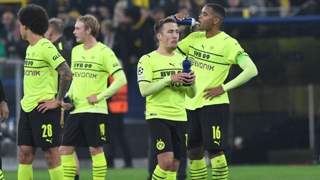 Dortmunds Axel Witsel (l-r), Dortmunds Julian Brandt, Dortmunds Felix Passlack und Dortmunds Manuel Akanji nach dem Spiel.