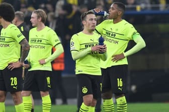 Dortmunds Axel Witsel (l-r), Dortmunds Julian Brandt, Dortmunds Felix Passlack und Dortmunds Manuel Akanji nach dem Spiel.