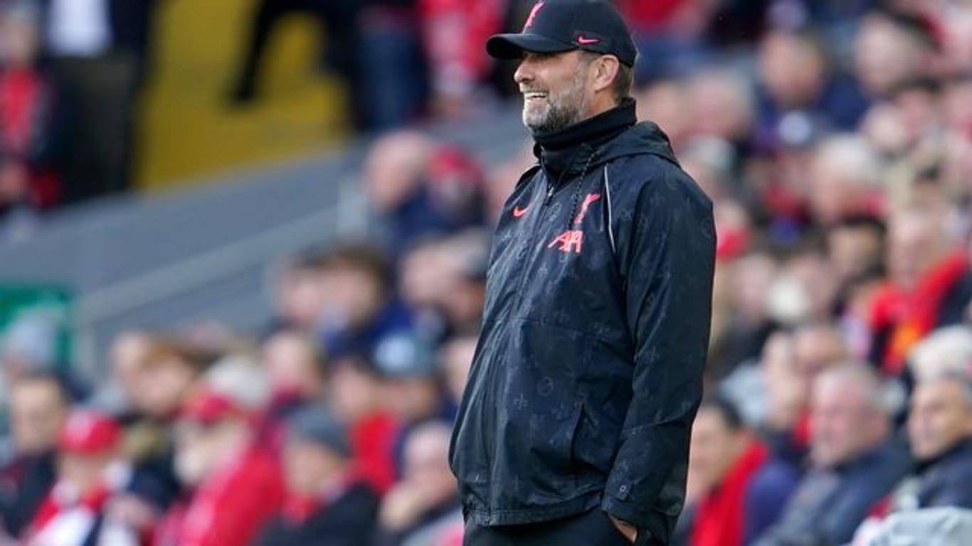 Liverpools Trainer Jürgen Klopp steht am Spielfeldrand.