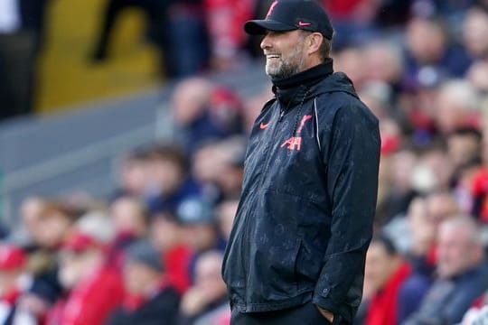 Liverpools Trainer Jürgen Klopp steht am Spielfeldrand.