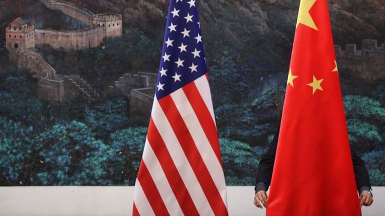 Die Flaggen von China und den USA.