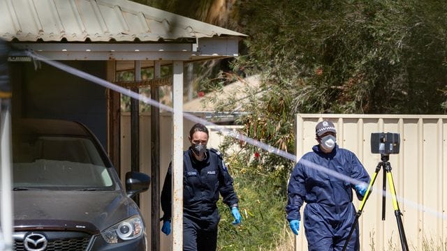 Polizisten ermitteln an einem Haus, aus dem die vierjährige Cleo gerettet wurde. Polizisten ermitteln an einem Haus, aus dem die vierjährige Cleo gerettet wurde.