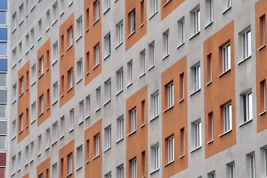 In Städten ist die Überbelegungsquote besonders hoch - gut jeder Siebte wohnt dort in beengten Verhältnissen.