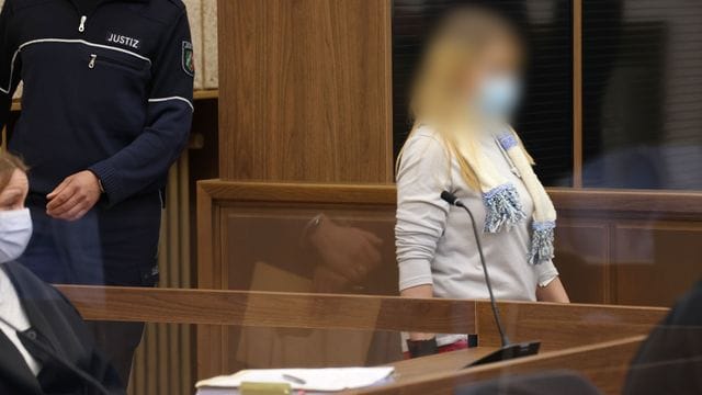 Die 28-jährige Angeklagte im Gerichtssaal.