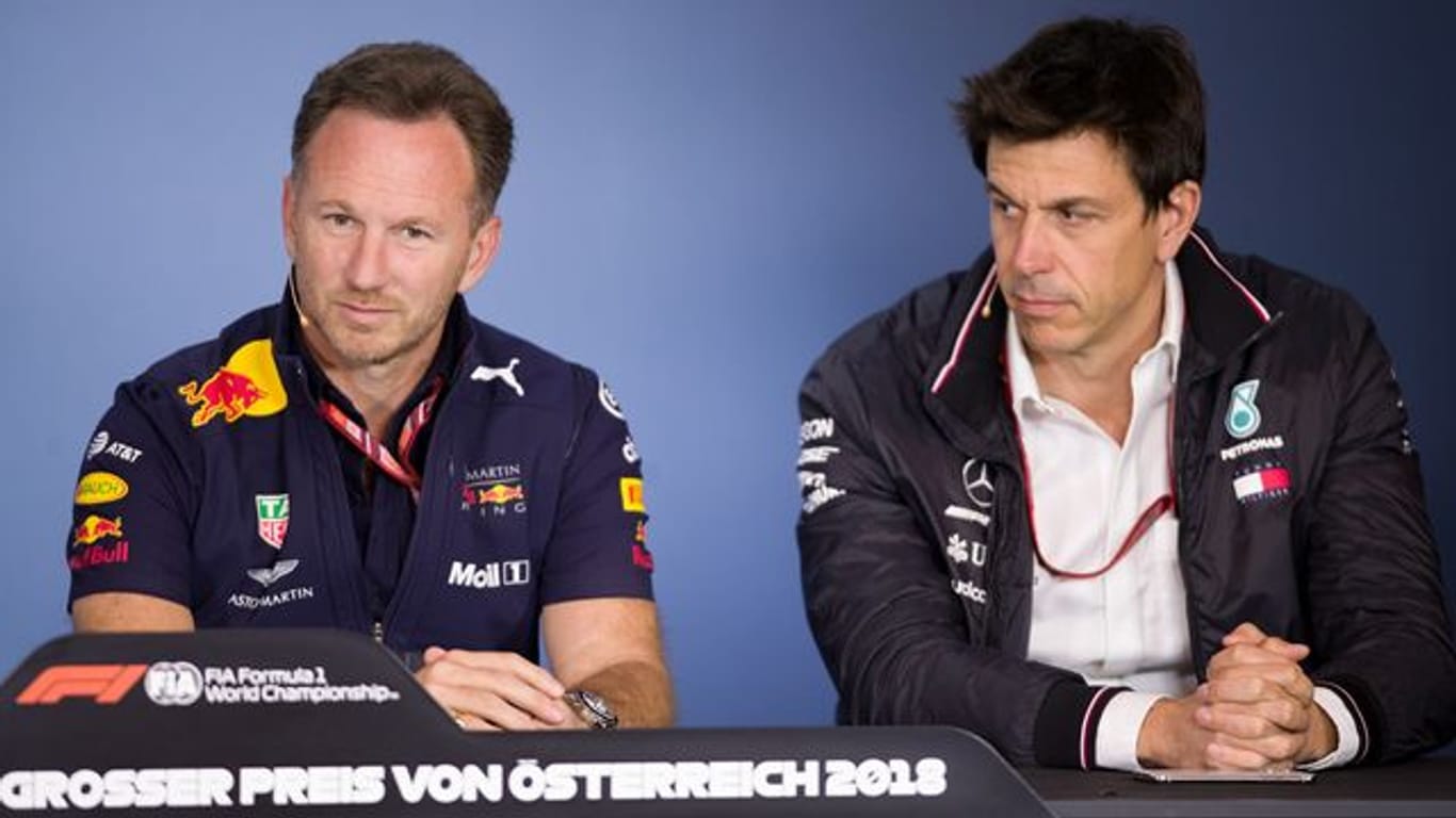 Christian Horner (l), Red Bull Racing Teamchef, und Toto Wolff, Mercedes-Motorsportchef, nehmen an einer Pressekonferenz teil.